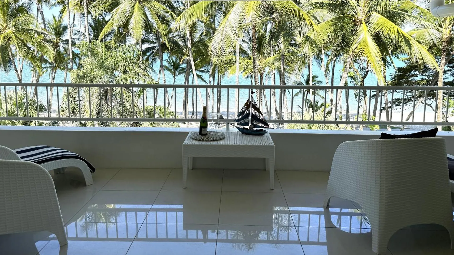 Tropical Escapes Palm Cove - Absolute Ocean Front Apartment