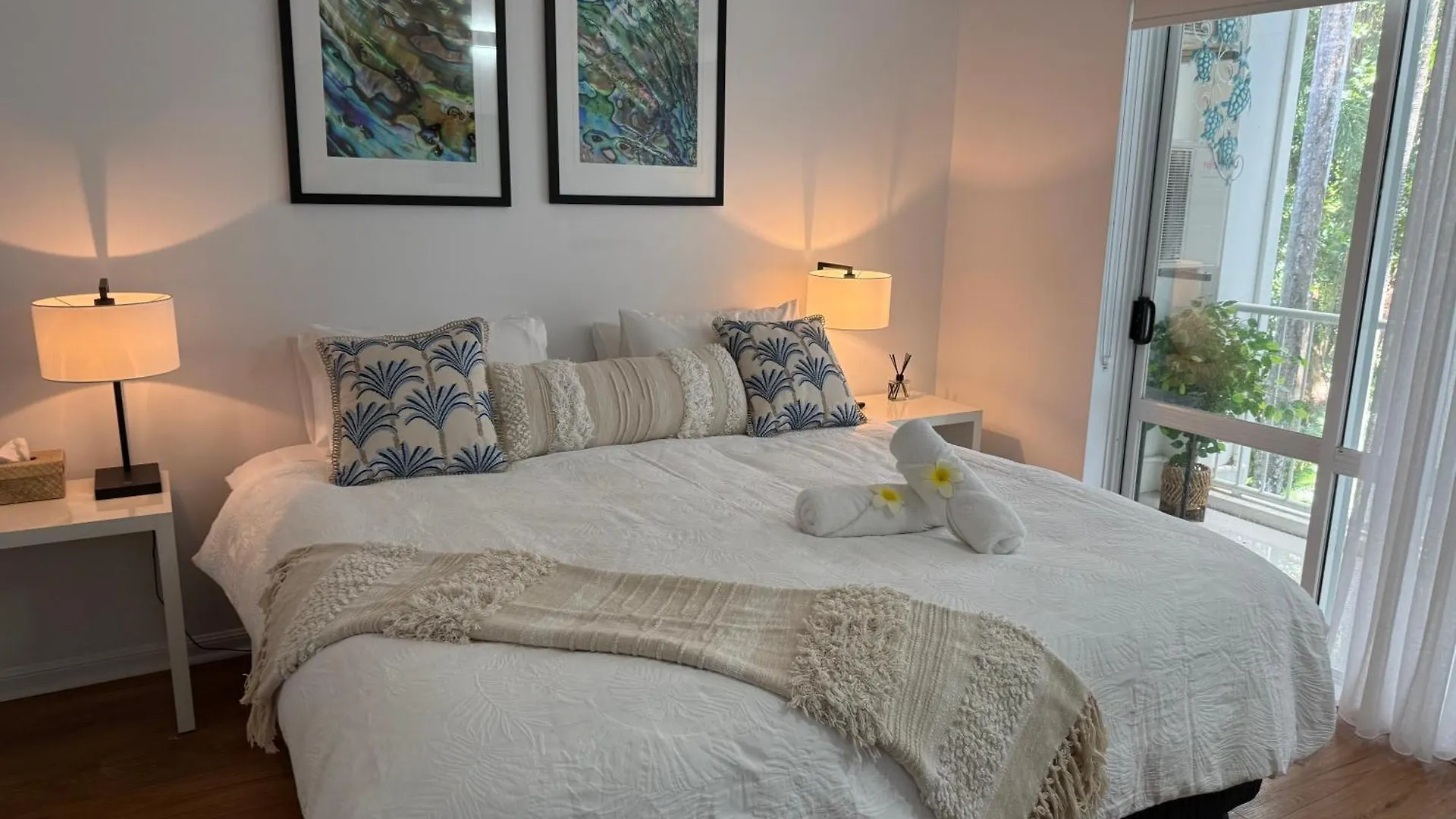 Tropical Escapes Palm Cove - Absolute Ocean Front Apartment