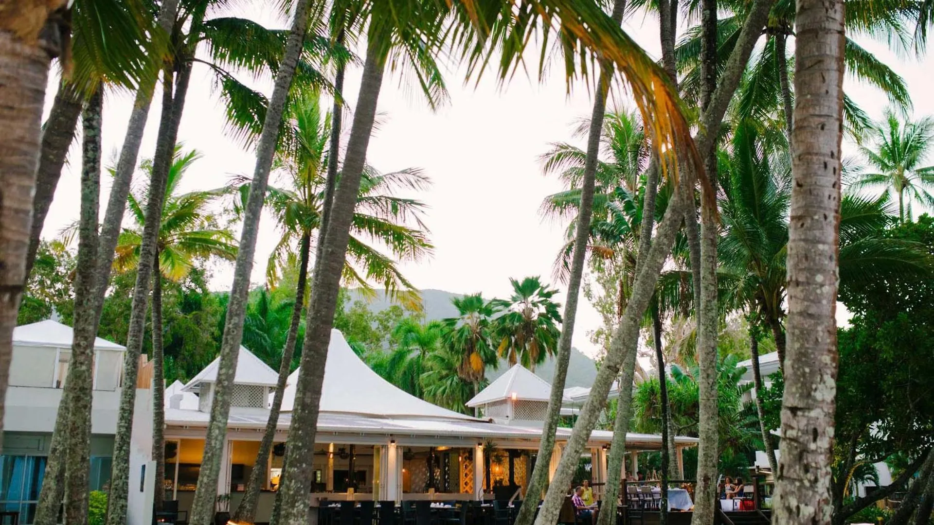 Tropical Escapes Palm Cove - Absolute Ocean Front Apartment